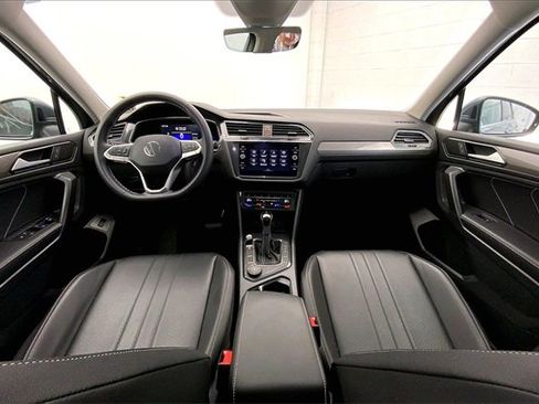 Used 2022 Volkswagen Tiguan SE w/ Panoramic Sunroof Package image 15