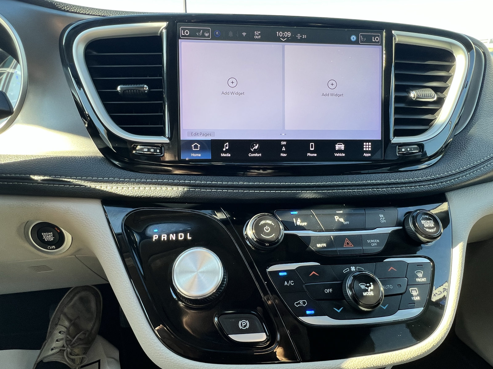 Used 2024 Chrysler Pacifica Limited FWD image 32