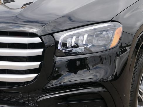 Used 2025 Mercedes-Benz GLS 450 4MATIC image 7