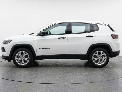 Used 2025 Jeep Compass Latitude AWD/4WD image 5