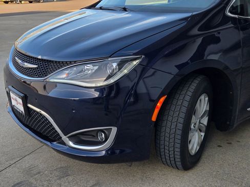 Used 2019 Chrysler Pacifica Touring-L FWD image 47