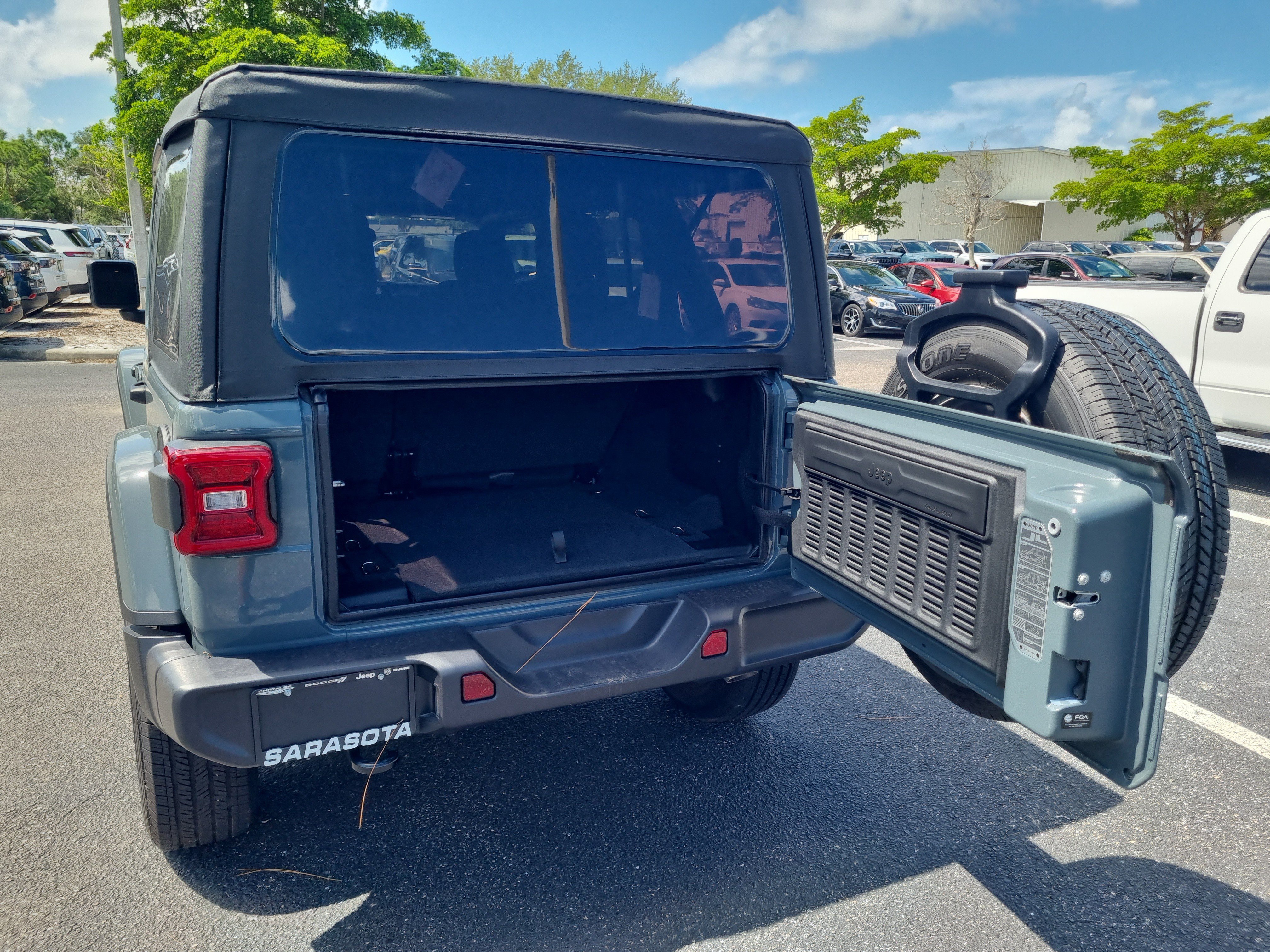 New 2026 Jeep Wrangler Unlimited Sahara AWD/4WD image 8