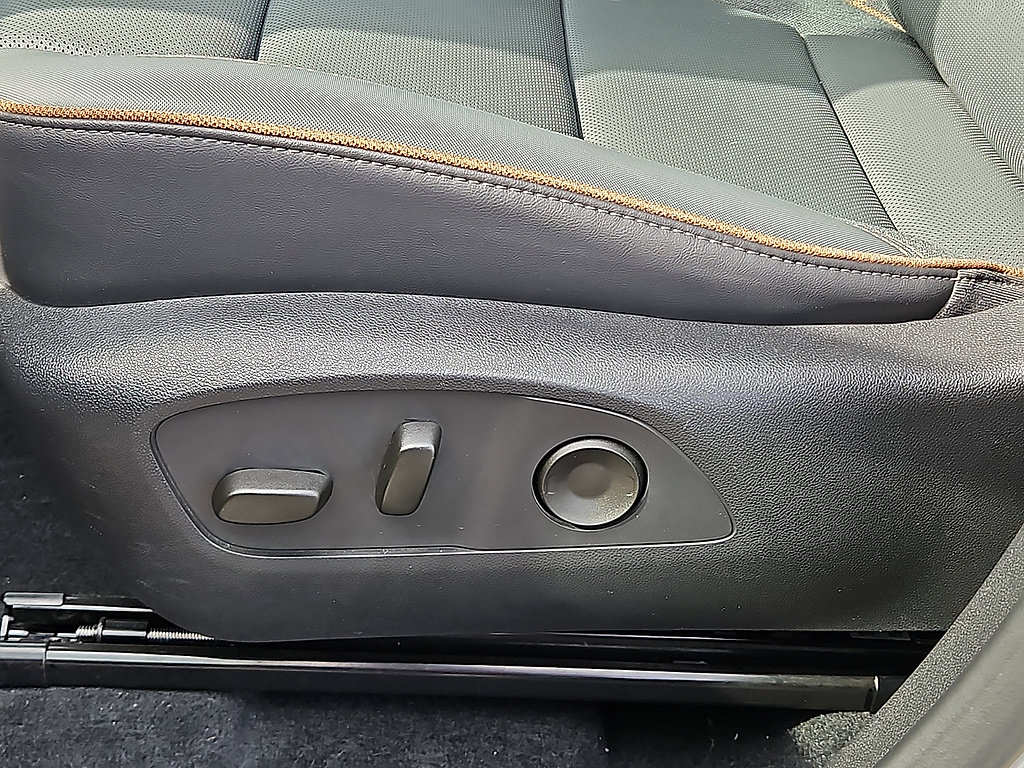 Used 2025 GMC Acadia AT4 w/ Luxury Package AWD/4WD image 13