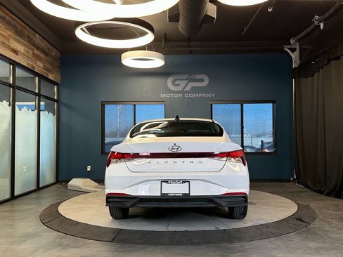 Used 2023 Hyundai Elantra SE image 4