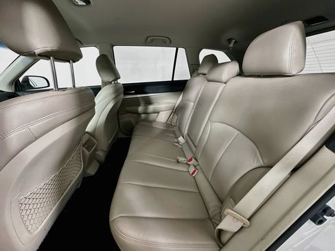 Used 2011 Subaru Outback 2.5i Premium w/ All-Weather Pkg AWD/4WD image 4