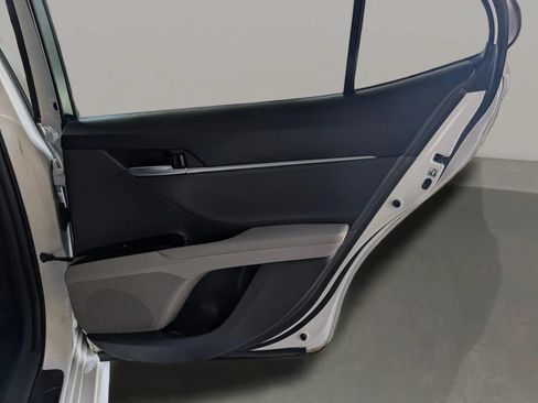 Used 2018 Toyota Camry SE FWD image 18
