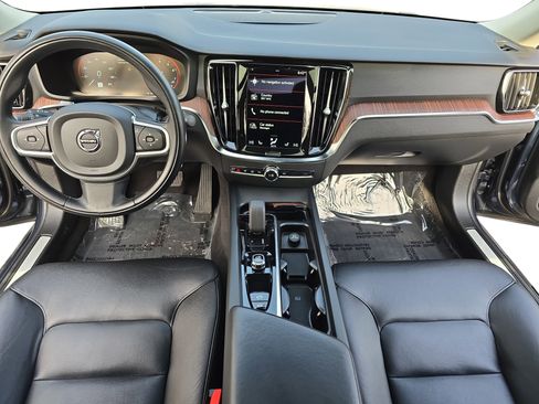 Used 2022 Volvo S60 B5 Momentum w/ Climate Package image 9