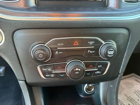 Used 2018 Dodge Charger SXT image 11
