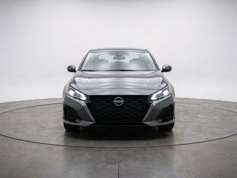 Used 2025 Nissan Altima 2.5 SV FWD image 2