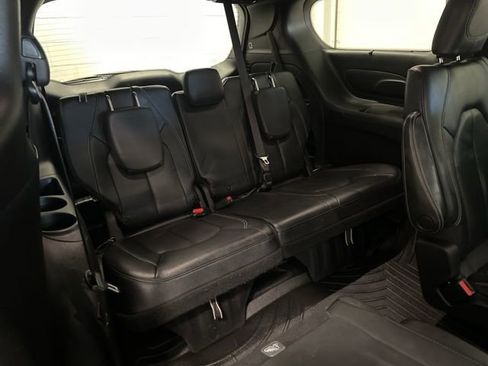 Used 2020 Chrysler Pacifica Touring-L w/ S Appearance Package image 14