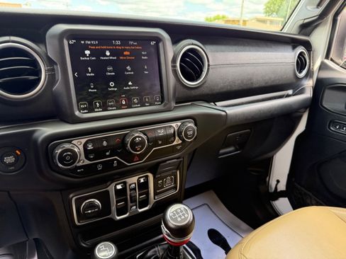 Used 2018 Jeep Wrangler Unlimited Sahara w/ Uconnect 4C Nav & Sound Group AWD/4WD image 11