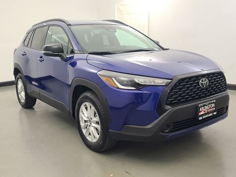 Used 2025 Toyota Corolla Cross LE image 2