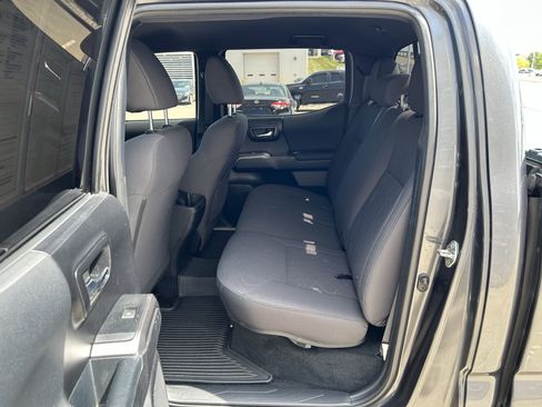 Used 2019 Toyota Tacoma TRD Sport AWD/4WD image 18