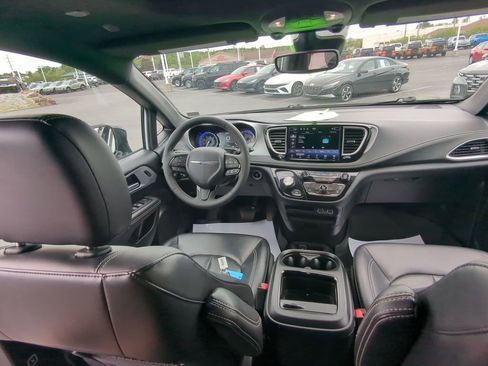 Used 2024 Chrysler Pacifica Touring-L w/ S Appearance Package FWD image 10
