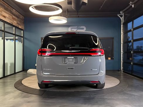 Used 2022 Chrysler Pacifica Touring-L FWD image 4