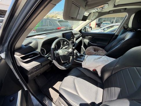 Used 2022 Toyota Highlander XLE AWD/4WD image 10