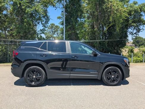 Used 2024 GMC Terrain SLE FWD image 2