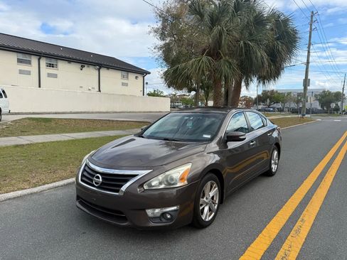 Used 2015 Nissan Altima 2.5 SV w/ Convenience Package FWD image 1