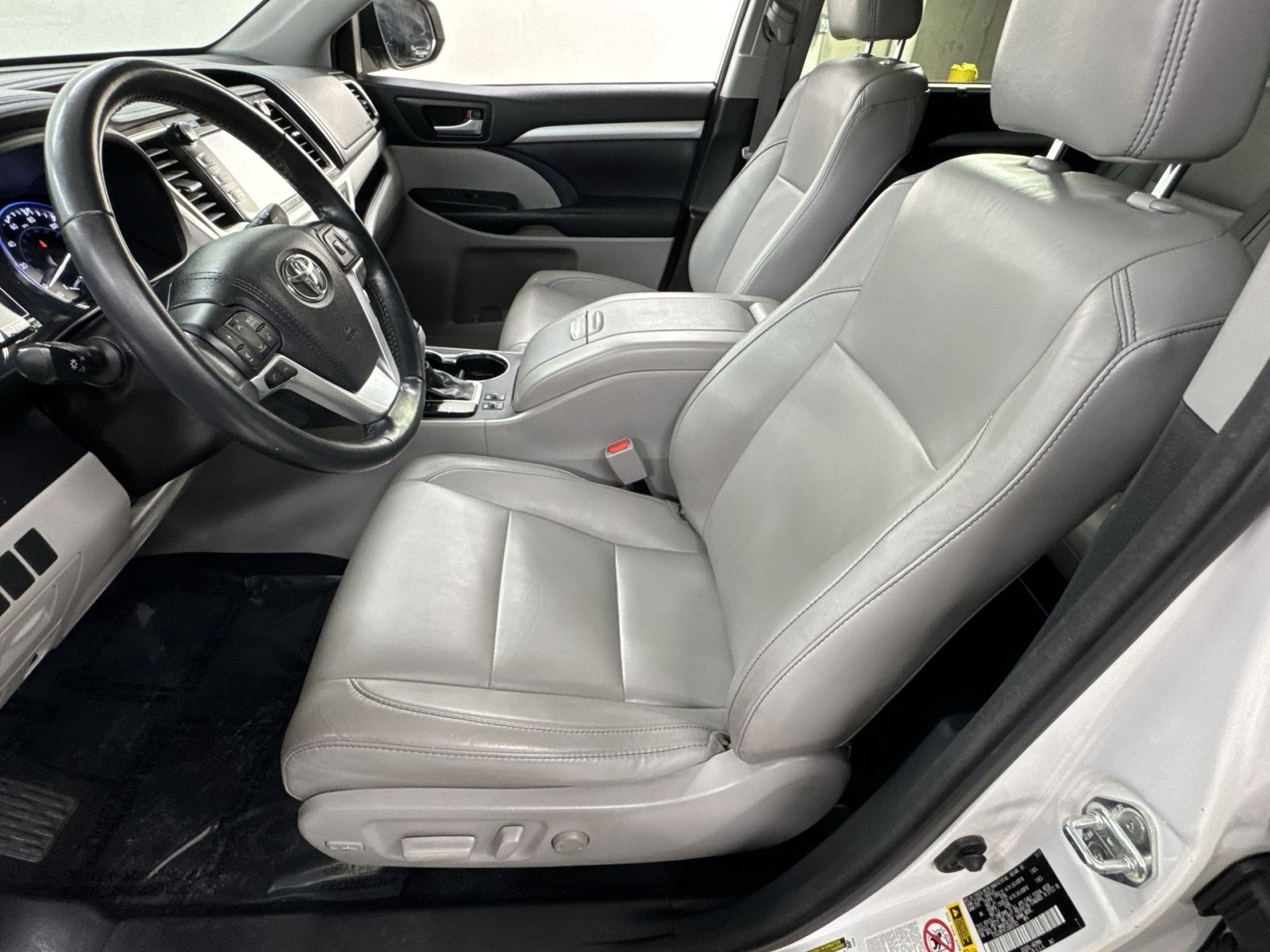 Used 2018 Toyota Highlander XLE AWD/4WD image 16