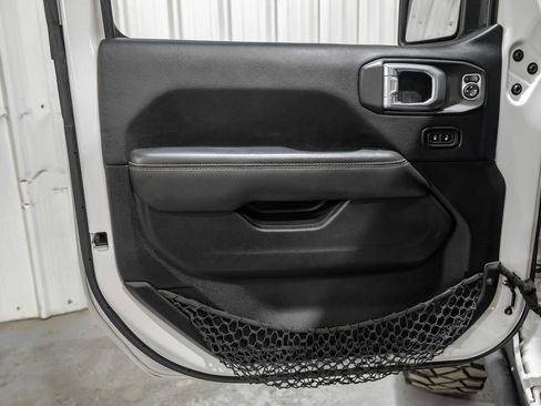 Used 2018 Jeep Wrangler Unlimited Sahara image 39