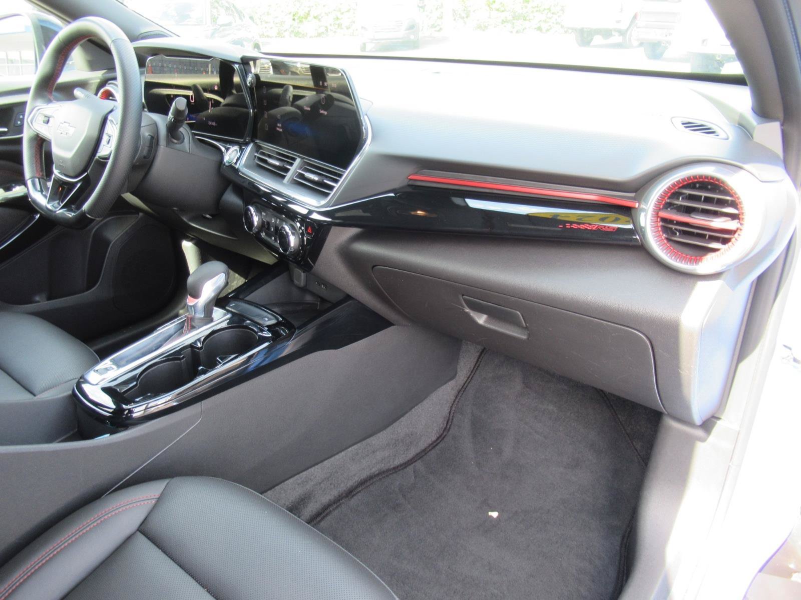 Used 2024 Chevrolet Trax RS w/ Sunroof Package FWD image 12