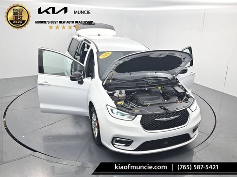 Used 2025 Chrysler Pacifica Select FWD image 49