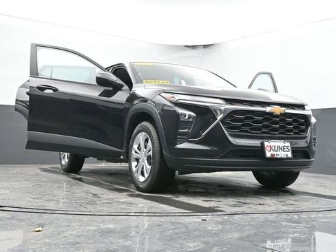 Used 2024 Chevrolet Trax LS image 62