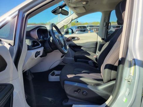 Used 2023 Chrysler Voyager LX FWD image 8