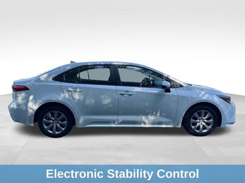 Used 2025 Toyota Corolla LE FWD image 9
