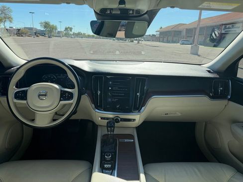 Used 2021 Volvo S60 T5 Momentum w/ Premium Package image 25