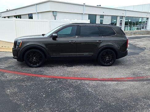 Used 2022 Kia Telluride EX w/ EX Premium Package AWD/4WD image 3
