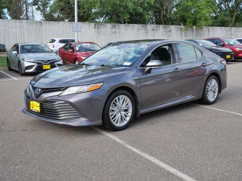 Used 2020 Toyota Camry XLE w/ Driver Assist Package FWD image 3