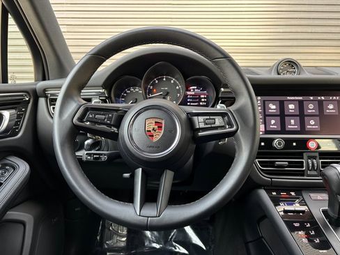 Certified 2025 Porsche Macan image 14