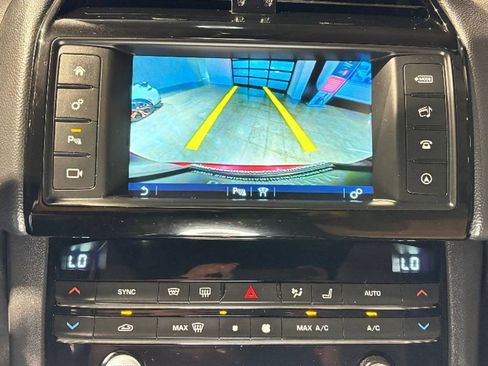 Used 2017 Jaguar F-PACE Premium image 31