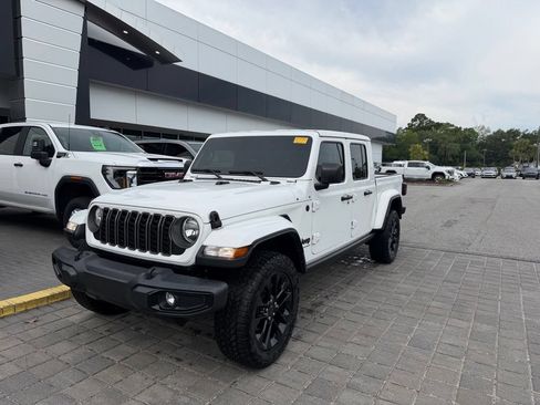 Used 2025 Jeep Gladiator Sport AWD/4WD image 2