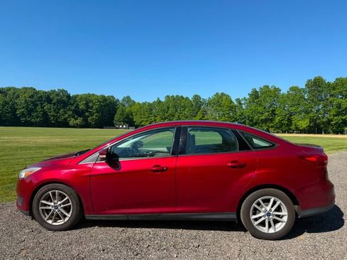 Used 2015 Ford Focus SE FWD image 2