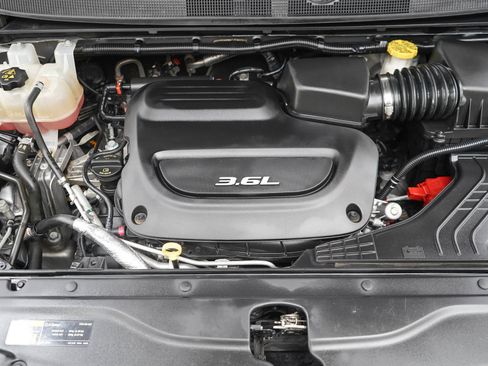 Used 2018 Chrysler Pacifica Touring-L FWD image 32