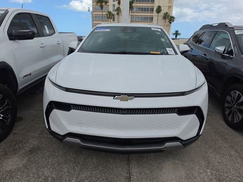 Used 2025 Chevrolet Equinox EV LT FWD image 2