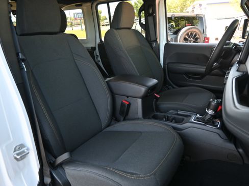 Used 2025 Jeep Wrangler Sahara w/ Safety Group image 18