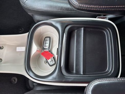 Used 2020 Chrysler Pacifica Touring-L image 16