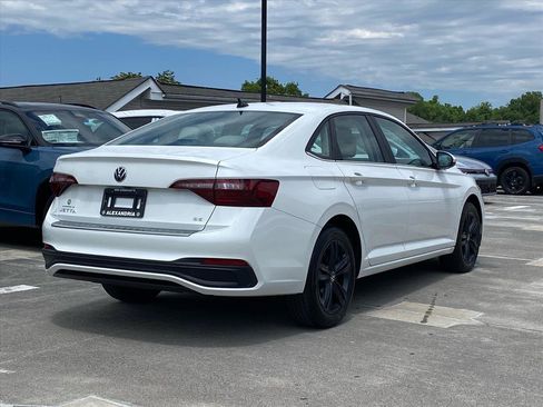 Certified 2024 Volkswagen Jetta SE w/ Panoramic Sunroof Package FWD image 3