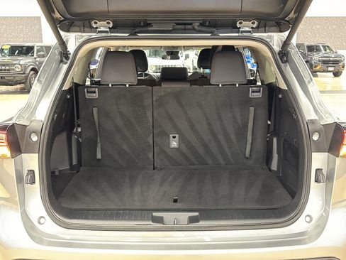 Used 2025 Toyota Highlander LE FWD image 28