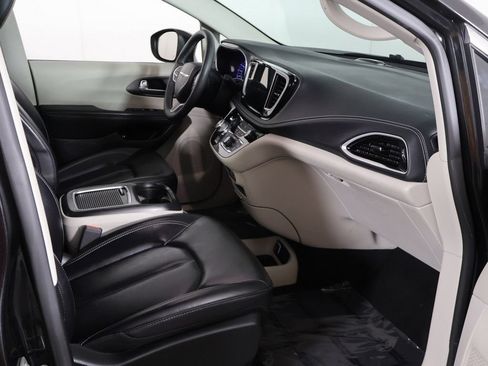 Used 2023 Chrysler Pacifica Touring-L FWD image 22