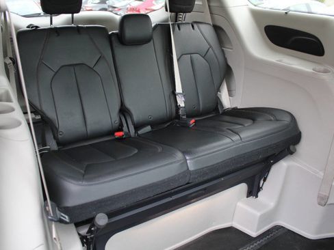 Used 2019 Chrysler Pacifica Touring-L FWD image 20