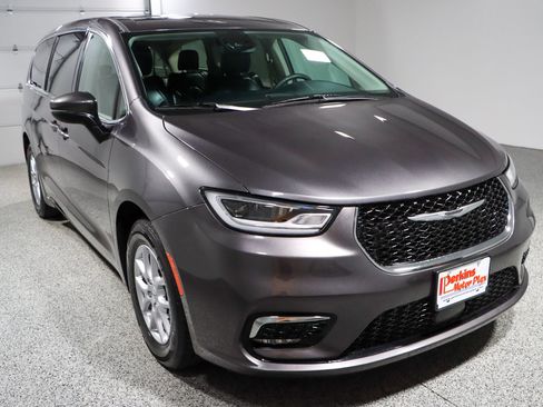 Used 2023 Chrysler Pacifica Touring-L FWD image 5