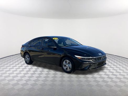 Used 2025 Hyundai Elantra SE image 4