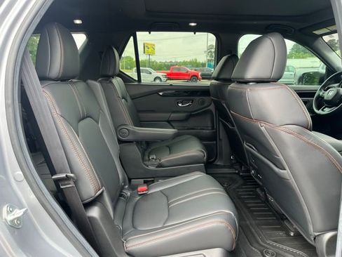 Used 2025 Honda Pilot TrailSport image 10