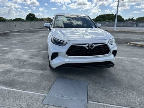 Used 2023 Toyota Highlander L FWD image 18