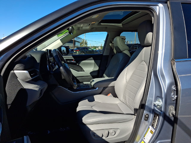 Used 2024 Toyota Highlander XLE AWD/4WD image 12