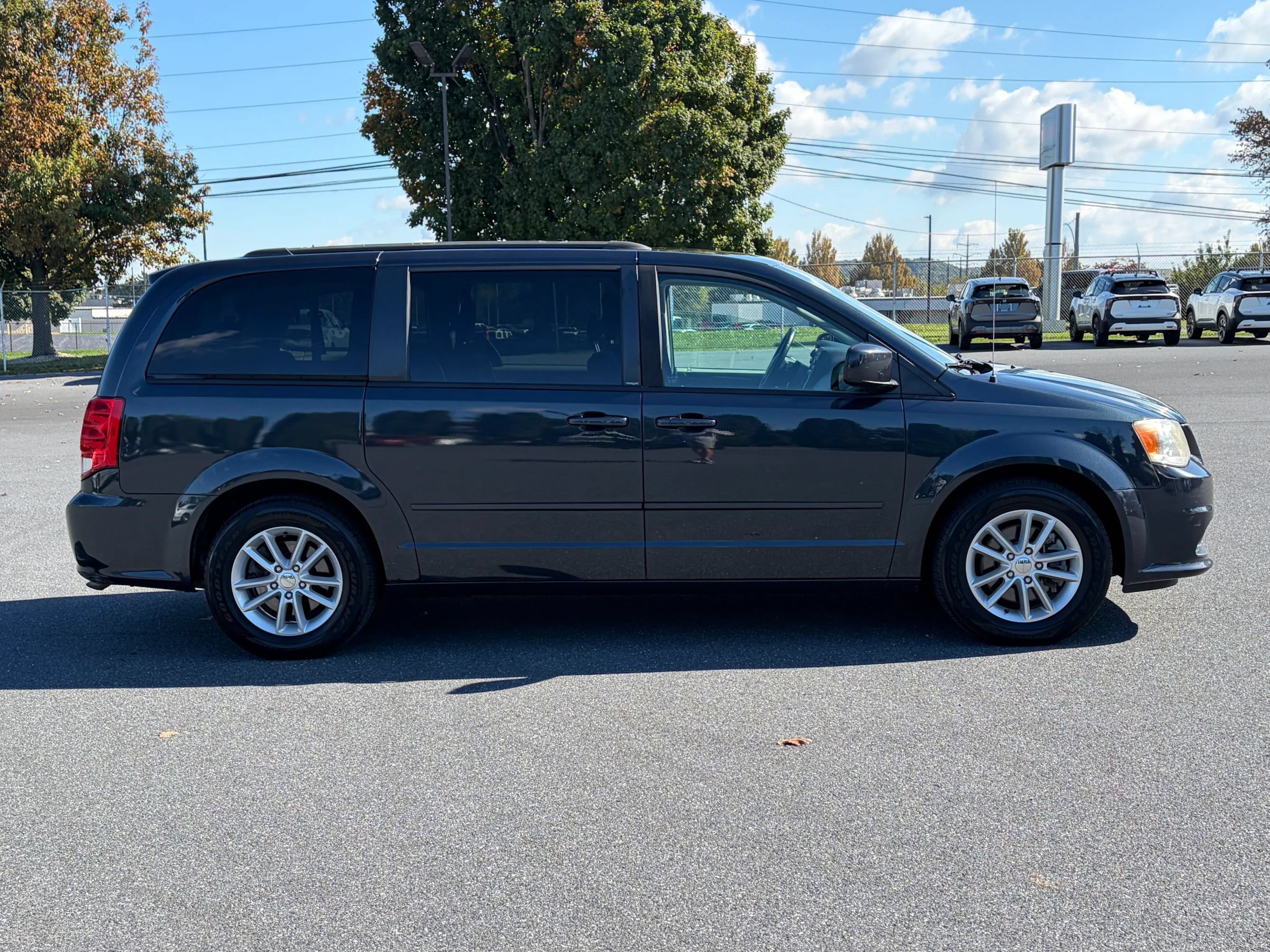 Used 2013 Dodge Grand Caravan SXT w/ Rear Park Assist Pkg FWD image 3